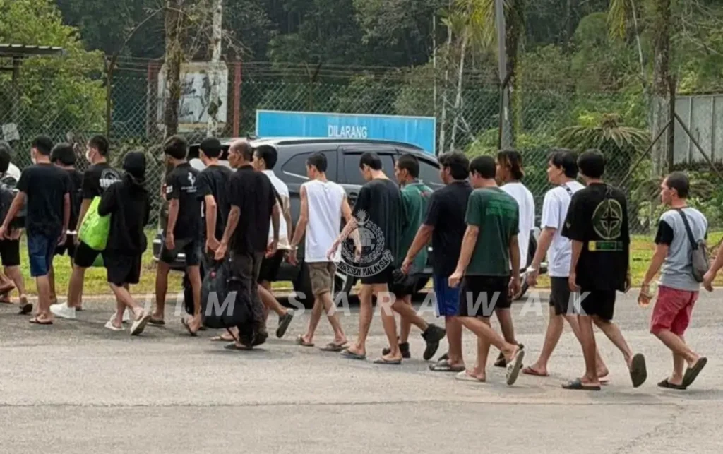JIM Sarawak mengawal 59 WNI dari Depo Imigrasi Semuja menuju ICQS Tebedu untuk proses pemulangan ke Indonesia. (Foto: JIM Sarawak)
