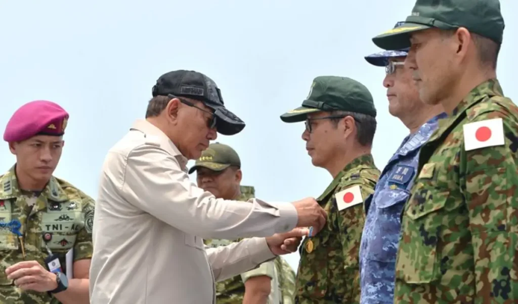 Menteri Pertahanan RI Sjafrie Sjamsoeddin saat menyerahkan Satyalancana Dharma Samudera kepada personel JDR Jepang atas misi penanganan karhutla di Kalimantan Barat. (Foto: x.com/ModJapan_en)