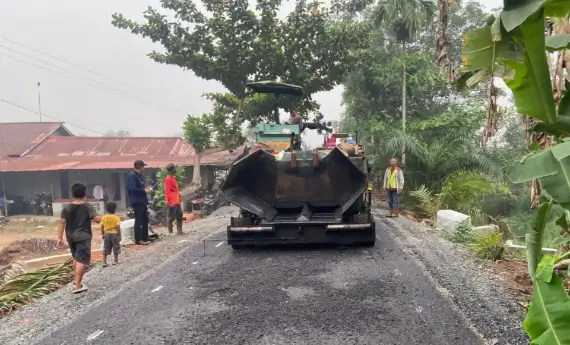 Pembangunan jalan poros Air Putih–Pinang Luar di Kecamatan Kubu, Kabupaten Kubu Raya, dilanjutkan bertahap untuk memperlancar mobilitas warga dan distribusi hasil perkebunan. (Foto: Prokopim KKR)