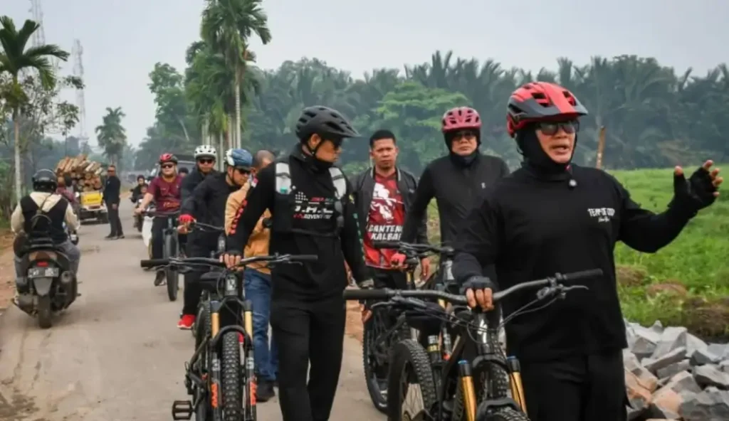 Bupati Kubu Raya Sujiwo meninjau progres pengerjaan turap di Jalan Tanjung Bayur, Desa Mekar Sari, Kecamatan Sungai Raya, saat bersepeda dari Kuala Dua menuju Terentang, Sabtu (10/10/2026). (foto: Prokopim KKR)