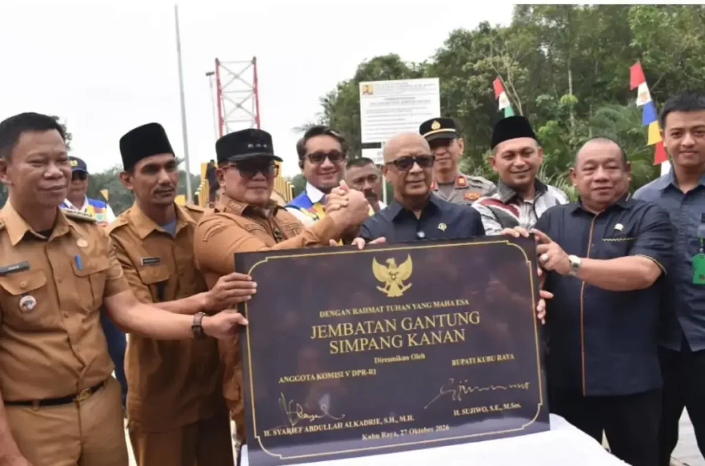 Bupati Kubu Raya Sujiwo bersama Anggota Komisi V DPR RI Syarif Abdullah Alkadrie meresmikan Jembatan Gantung Simpang Kanan untuk mempermudah akses transportasi dan mendorong pertumbuhan ekonomi warga. (Foto: Prokopim KKR)