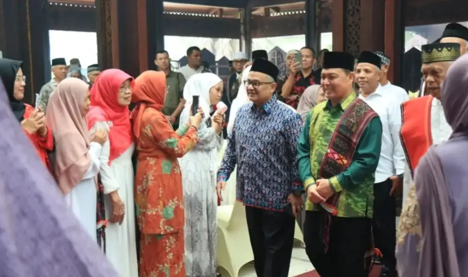 Gubernur Kalimantan Barat Ria Norsan mengukuhkan pengurus KBBI Saroha Kalbar periode 2026–2031 di Pendopo Gubernur.