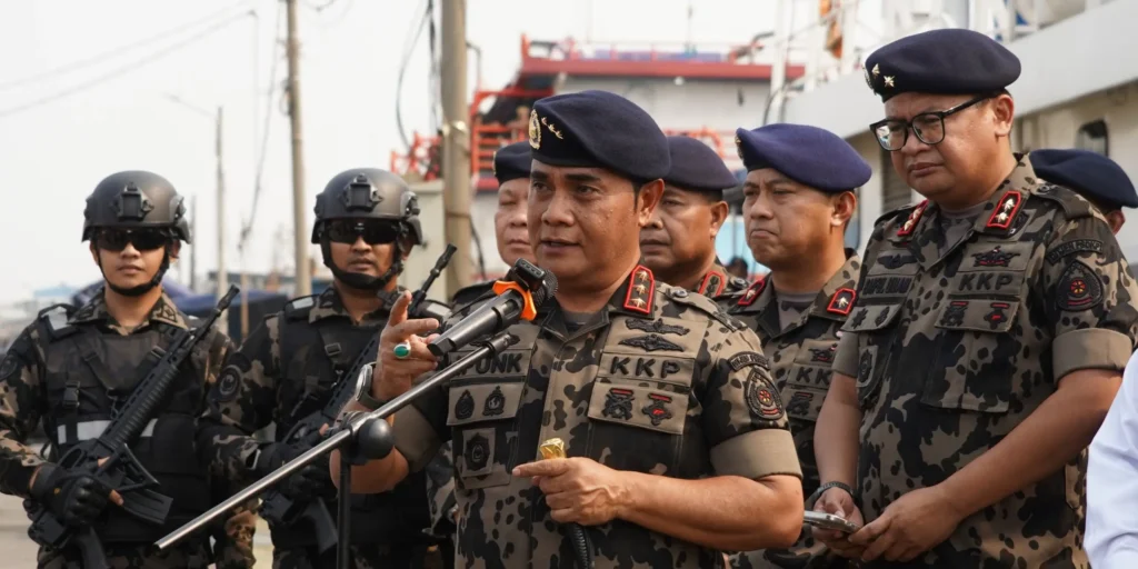 KKP mengamankan KM Maulana 23 di perairan Laut Aru setelah video dugaan penganiayaan ABK viral. (Foto: KKP)