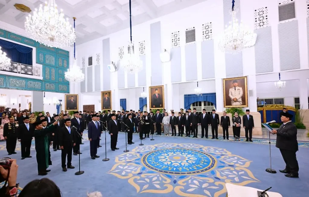 Presiden Prabowo Subianto melantik menteri baru Kabinet Merah Putih di Istana Negara, Jakarta. (Foto: BPMI Setpres/Muchlis Jr)