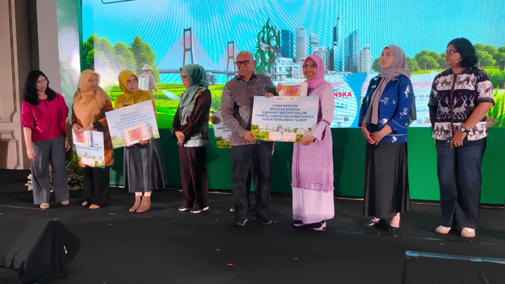 Kepala Dinas Tanaman Pangan dan Hortikultura Kalimantan Barat Herti Herawati menerima dua penghargaan nasional terkait pendataan eRDKK dan penyaluran pupuk bersubsidi.