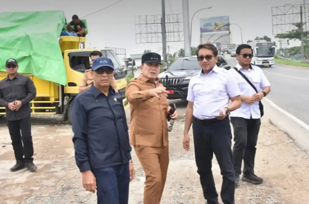 - Bupati Kubu Raya Sujiwo bersama Anggota Komisi V DPR RI Syarif Abdullah Alkadrie meninjau titik kemacetan di Simpang Empat Adisucipto dan Simpang Empat Kapur. (Foto: Prokopim KKR)