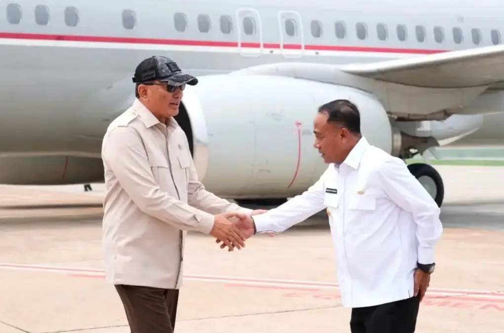 Wakil Gubernur Kalimantan Barat Krisantus Kurniawan menyambut kedatangan Menhan Sjafrie Sjamsoeddin di Bandara Supadio, Kabupaten Kubu Raya.