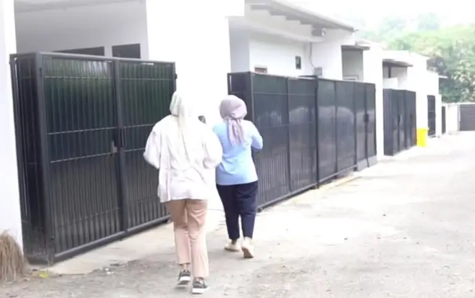 Bangunan yang dijuluki “apartemen” di Lapas Kelas IIA Cibinong, Kabupaten Bogor, yang dipastikan tidak tercatat sebagai Barang Milik Negara (BMN). (Foto: Ombudsman)