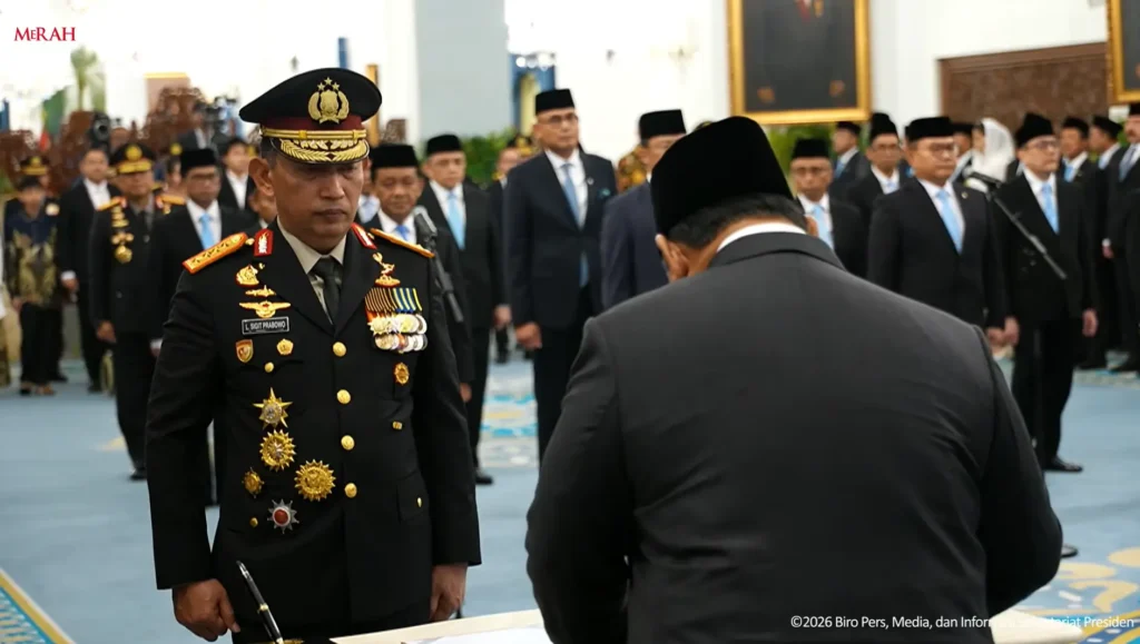 Presiden Prabowo Subianto melantik Listyo Sigit Prabowo sebagai Kepala Staf Kepresidenan dan Suyudi Ario Seto sebagai Kapolri di Istana Negara, Jakarta. (Foto: youtube.com/@SekretariatPresiden)