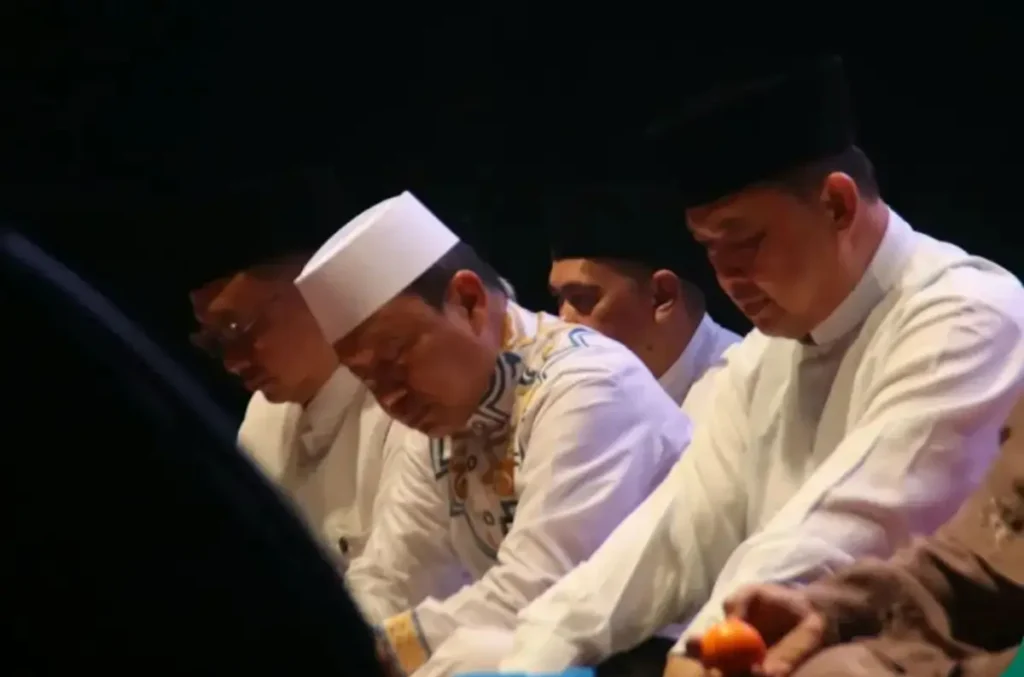 Gubernur Kalimantan Barat Ria Norsan menghadiri Maulid Akbar dalam rangka HUT ke-255 Kota Pontianak dan Milad ke-9 Majelis Ansharul Musthafa di Alun-Alun Kapuas, Jumat (16/10/2026) malam.