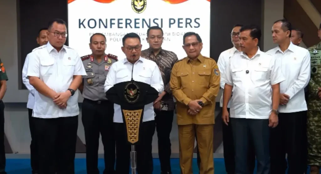 Menko Polkam Dudung Abdurachman memimpin rapat koordinasi tingkat menteri membahas karhutla, situasi Papua, dan ekonomi di Jakarta. (Foto: instagram.com/polkamri)