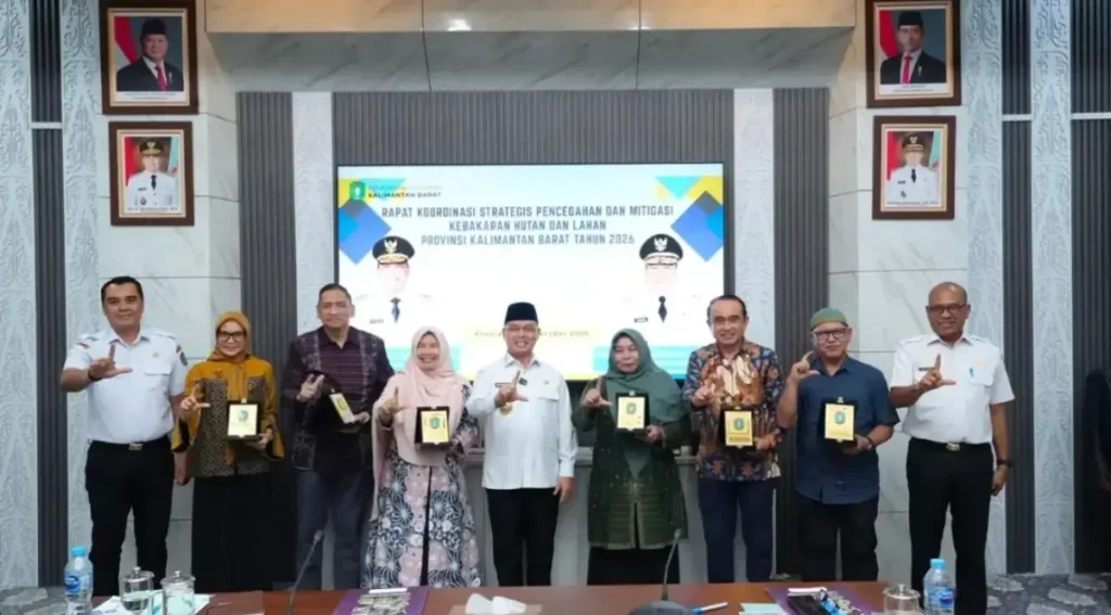 Gubernur Kalbar Ria Norsan usai memimpin rapat koordinasi pencegahan dan mitigasi karhutla bersama tujuh akademisi di Kantor Gubernur Kalbar.