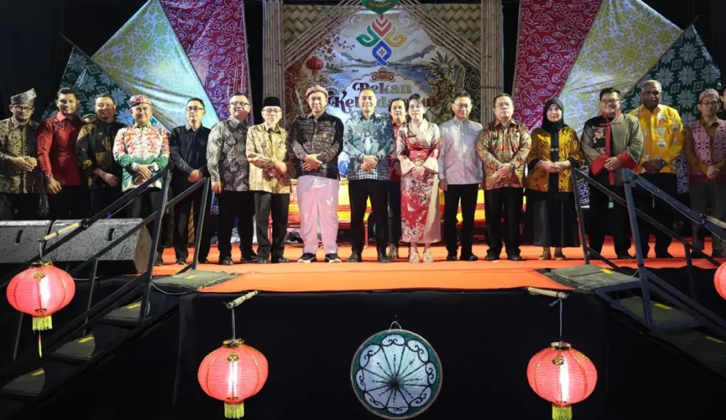 Wali Kota Singkawang Tjhai Chui Mie dan Wakil Wali Kota Muhammadin membuka Pekan Kebudayaan Daerah Singkawang 2026 di depan Kantor Wali Kota. (Foto: Prokopim SKW)