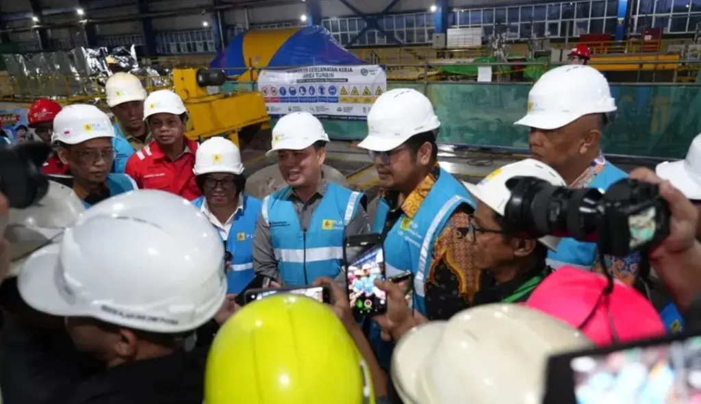 Gubernur Kalbar Ria Norsan meninjau proses pemeliharaan mesin PLTU Bengkayang dan meminta PLN mempercepat perbaikan untuk mengatasi pemadaman listrik bergilir.