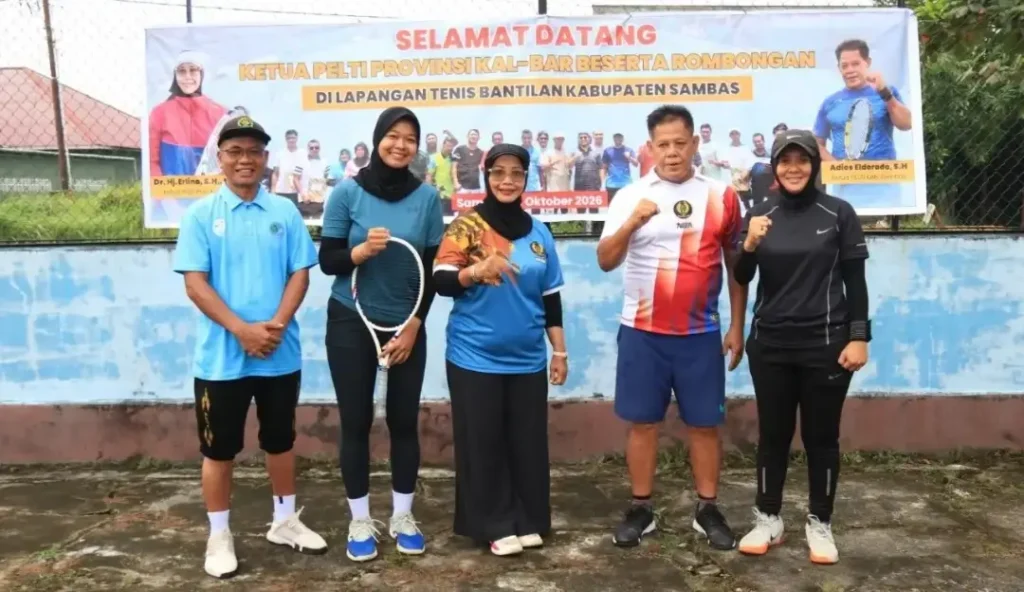 Ketua Umum PELTI Kalbar Erlina Norsan memimpin kegiatan pembinaan atlet tenis muda di Lapangan Tenis Sambas.