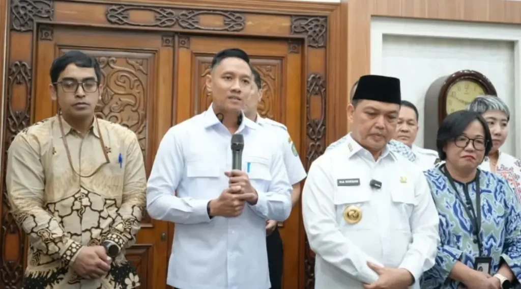 Gubernur Kalbar Ria Norsan memimpin rapat koordinasi bersama Pertamina dan PLN untuk membahas distribusi BBM bersubsidi dan pemadaman listrik di Kalimantan Barat.