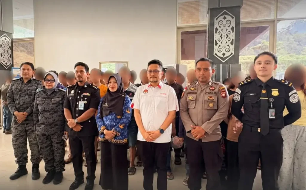 KJRI Kuching mendampingi pemulangan 40 WNI bermasalah dari Sarawak, Malaysia, melalui PLBN Entikong, Kalimantan Barat. (Foto: KJRI Kuching)