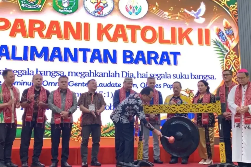 Asisten II Sekda Kalbar Heronimus Hero membuka Pesta Paduan Suara Gerejani (Pesparani) Katolik Tingkat Provinsi Kalimantan Barat di Aula Gedung Pasifikus, Pontianak, Jumat (16/10/2026).