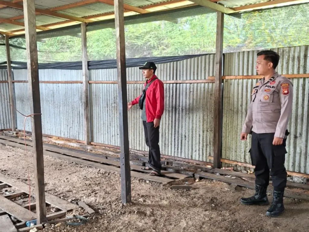 Personel Polsek Pengkadan memeriksa gudang yang viral diduga menjadi tempat penampungan BBM bersubsidi di Desa Riam Panjang, Kapuas Hulu. (Foto: Res-Kapuas Hulu)