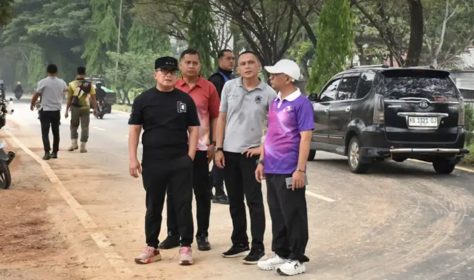 Bupati Kubu Raya Sujiwo meninjau proyek di Jalan Supadio yang dihentikan sementara akibat ceceran tanah di jalan raya. (Foto: Prokopim KKR)