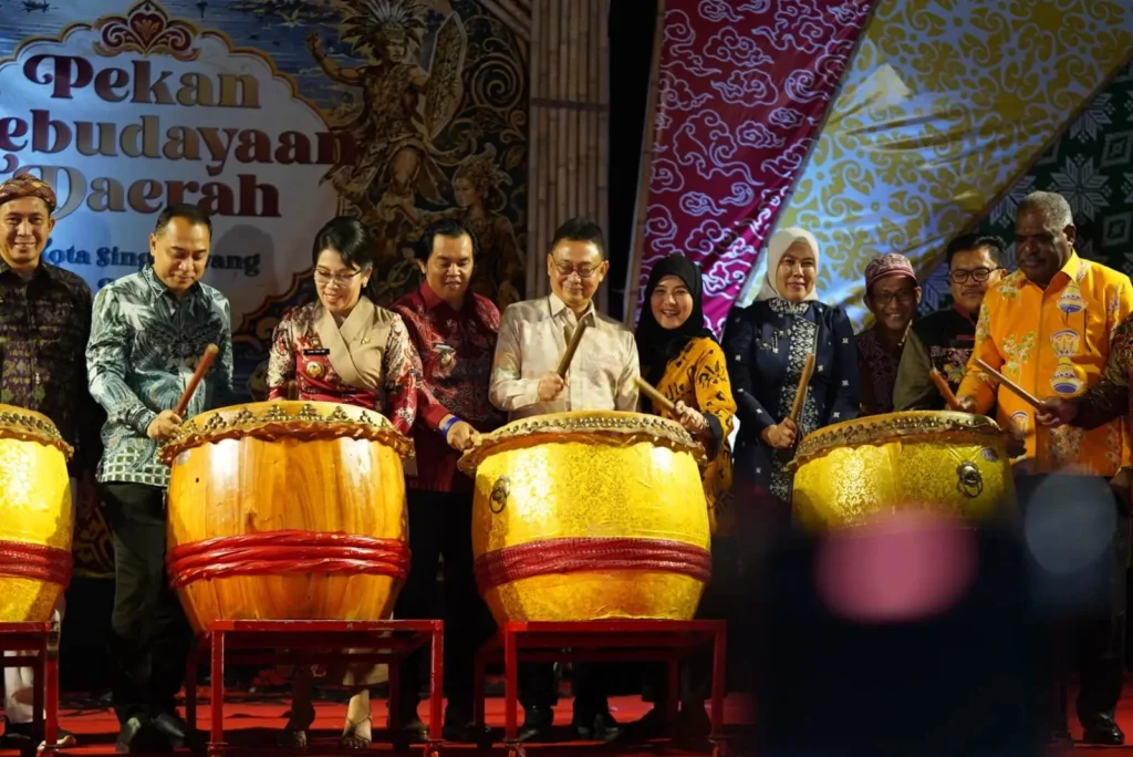 2. Wali Kota Pontianak Edi Rusdi Kamtono dalam pembukaan Rembuk Budaya APEKSI 2026 di Singkawang, Kamis (15/10/2026) malam.