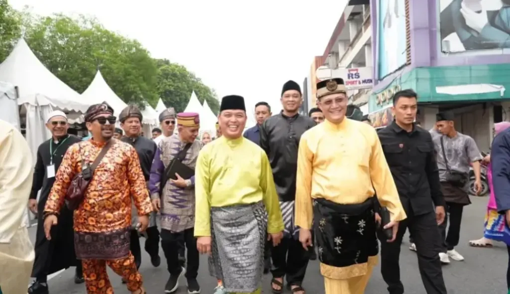Gubernur Kalbar Ria Norsan bersama Sultan Pontianak IX Sultan Syarif Mahmud Melvin Alkadrie melepas Pawai Budaya Melayu Borneo dalam rangka HUT ke-255 Kota Pontianak.
