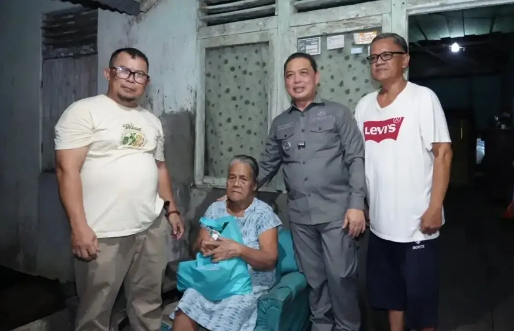 Gubernur Kalbar Ria Norsan mengunjungi rumah warga dan menyerahkan bantuan sembako serta santunan di Kecamatan Sungai Raya Kepulauan, Bengkayang.