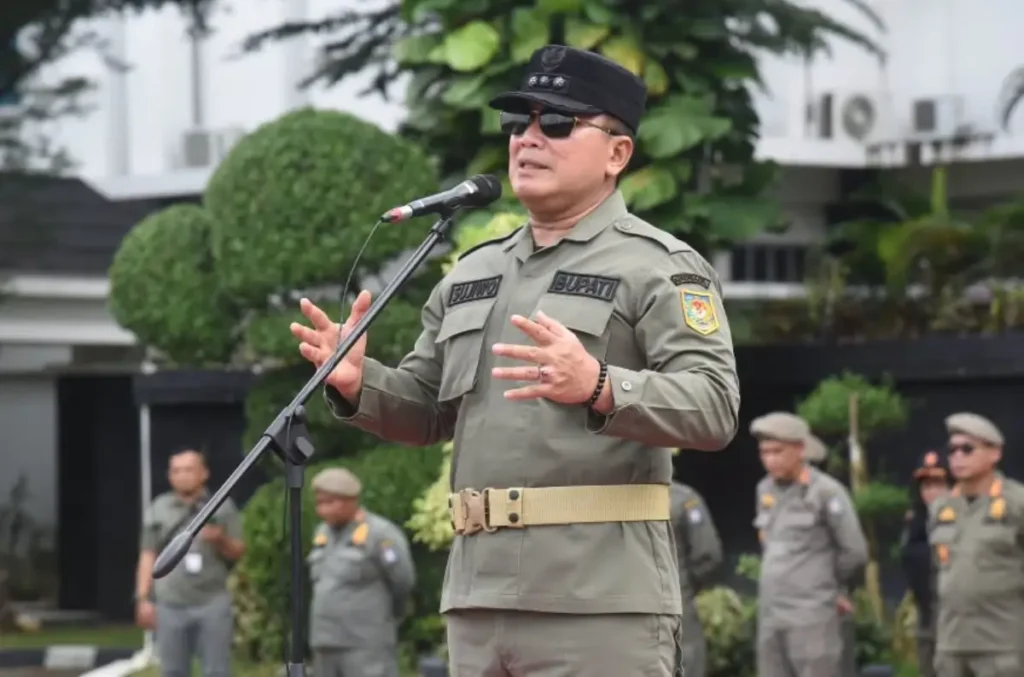 Bupati Kubu Raya Sujiwo memberikan arahan kepada jajaran Satpol PP saat apel di halaman Kantor Bupati Kubu Raya, Kamis (29/10/2026). (Foto: Prokopim KKR)