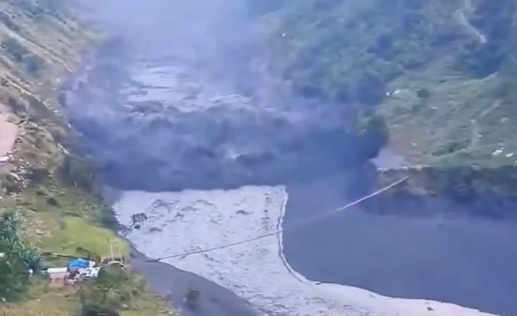 Banjir bandang di Nepal tengah akibat longsor yang membendung Sungai Budhi Gandaki merusak jembatan dan memutus jalur pendakian Manaslu. (foto: x.com/NirmalPrasai5)