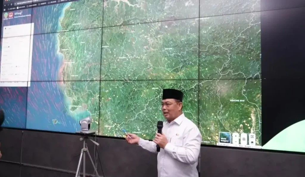 Gubernur Kalbar Ria Norsan memantau Karhutla dan pergerakan asap melalui aplikasi SiPongi di Data Analytic Room Kantor Gubernur Kalbar.