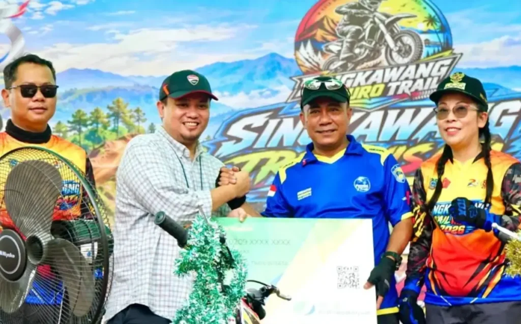 Wagub Kalbar Krisantus Kurniawan membuka Singkawang Trail Wisata 2026 yang diikuti 1.100 rider di Pantai Pak Lotay, Singkawang.