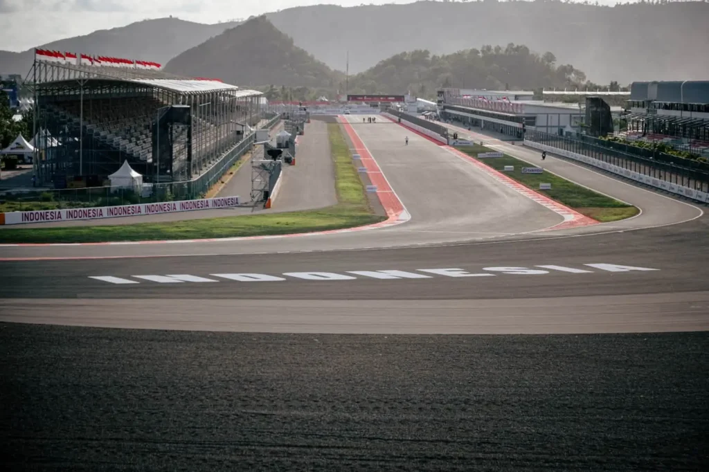 Sirkuit Pertamina Mandalika International Circuit di Lombok Tengah, Nusa Tenggara Barat, meraih lisensi homologasi FIM Grade A 2026 setelah lolos inspeksi final untuk penyelenggaraan MotoGP Indonesia 2026. (Foto: facebook.com/diskomdigilomboktengahkab)