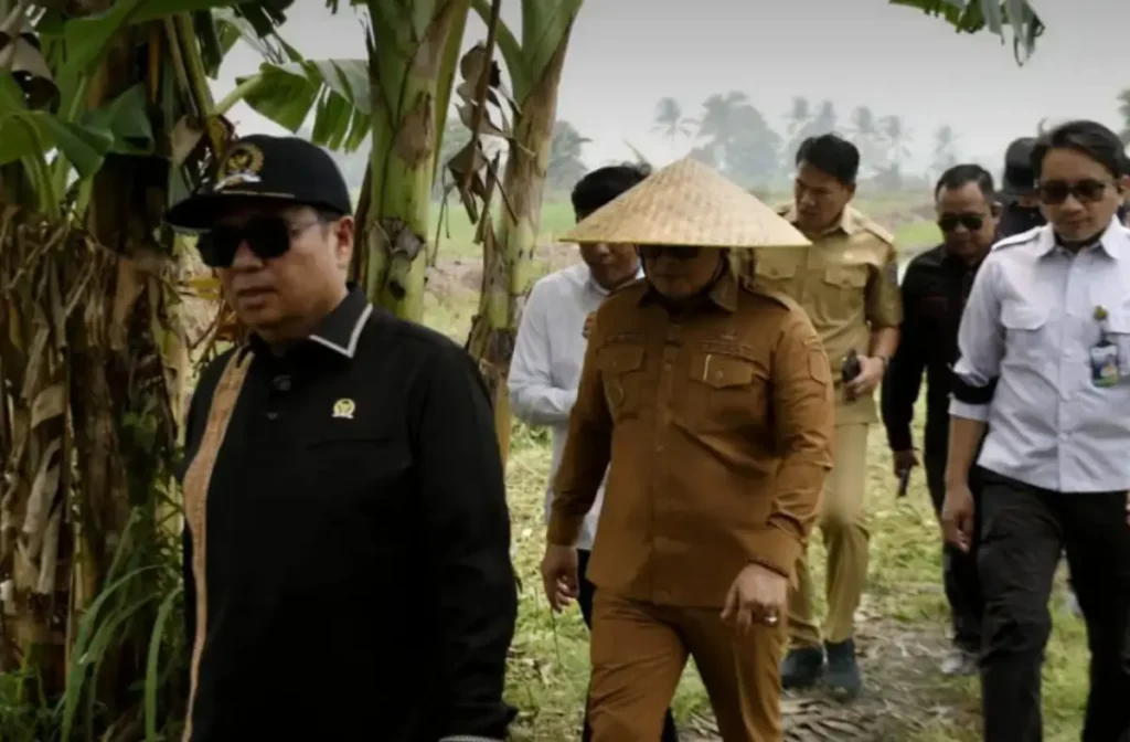 Bupati Kubu Raya Sujiwo mendampingi Ketua Komisi V DPR RI Lasarus meninjau calon lokasi pembangunan Stadion Gelora Putera Sang Fajar di Desa Kuala Dua, Kecamatan Sungai Raya, Kubu Raya. (foto: Prokopim KKR)