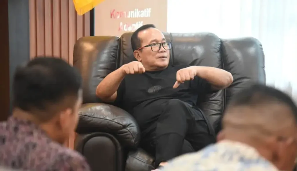 Bupati Kubu Raya Sujiwo mengimbau kepala desa, TNI-Polri, dan masyarakat mengawasi kendaraan bermuatan berat yang melintasi jalan poros Kecamatan Kuala Mandor B agar infrastruktur tidak cepat rusak. (Foto: Prokopim KKR)