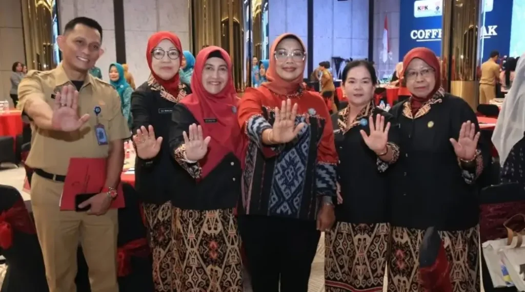 Ketua TP PKK Kalbar Erlina Ria Norsan saat menghadiri sosialisasi antikorupsi untuk memperkuat transparansi dan akuntabilitas pengelolaan dana hibah APBD di Pontianak.