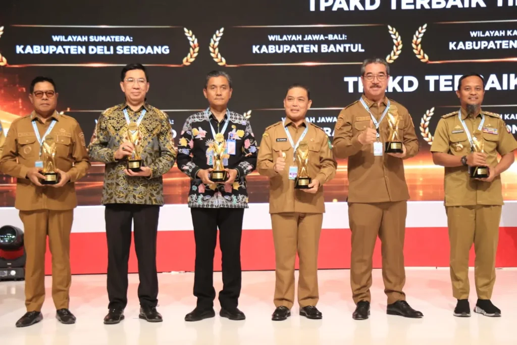 Gubernur Kalimantan Barat Ria Norsan menerima penghargaan TPAKD Award 2026 untuk Pemprov Kalbar sebagai TPAKD Terbaik Tingkat Provinsi Wilayah Kalimantan.