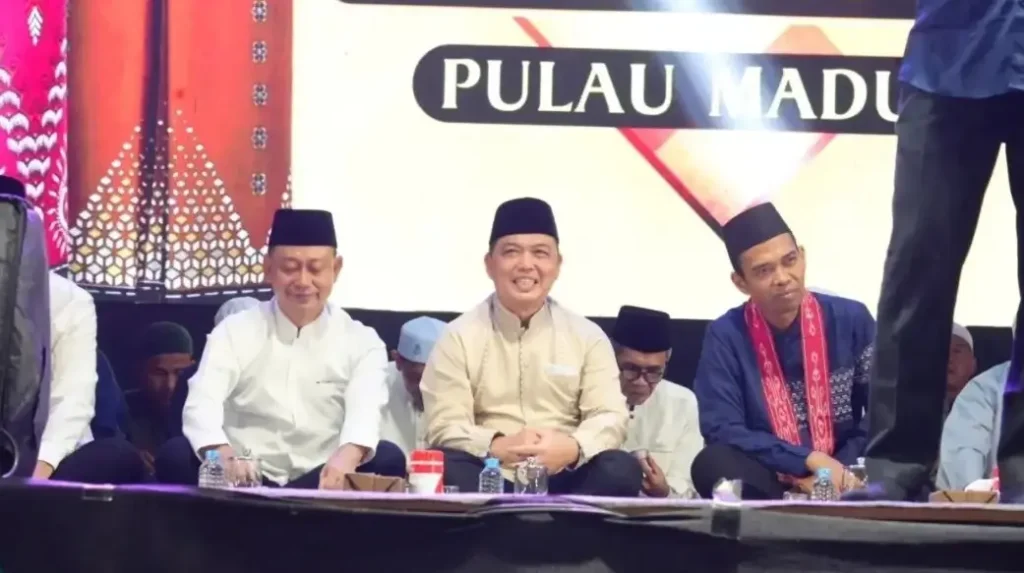 Gubernur Kalbar Ria Norsan bersama Ustadz Abdul Somad (UAS) dalam Tabligh Akbar di Kantor Gubernur Kalimantan Barat.