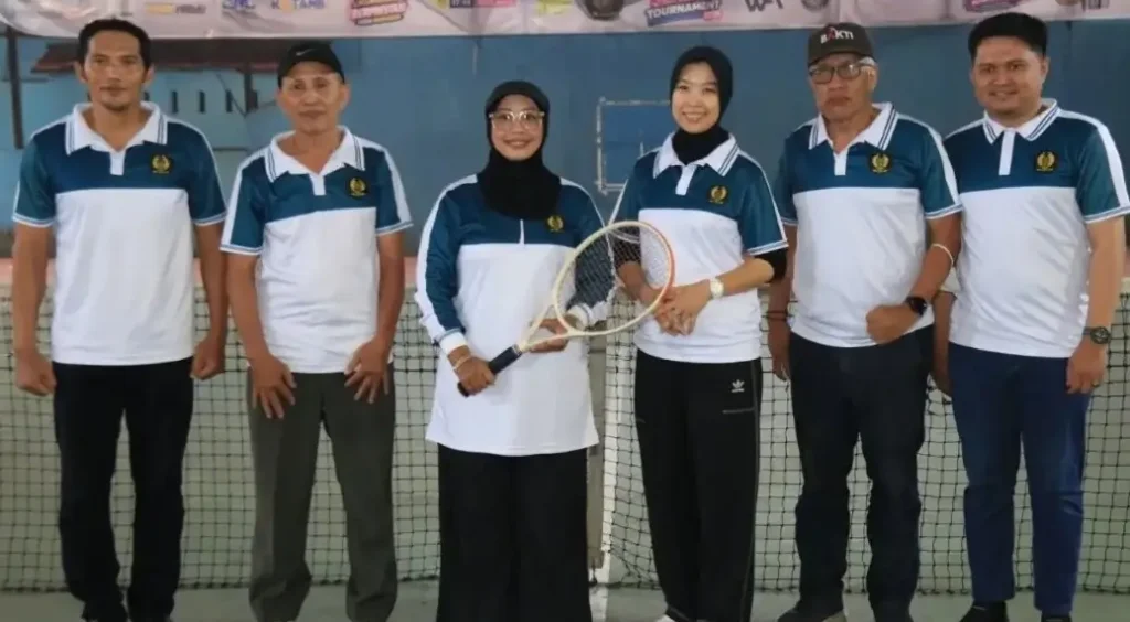 Ketua Umum Pengprov PELTI Kalbar Erlina Norsan meninjau kegiatan pembinaan atlet tenis di Lapangan Tenis PELTI Mempawah sekaligus menyampaikan rencana pembangunan dua lapangan tenis indoor, Kamis (8/10/2026).