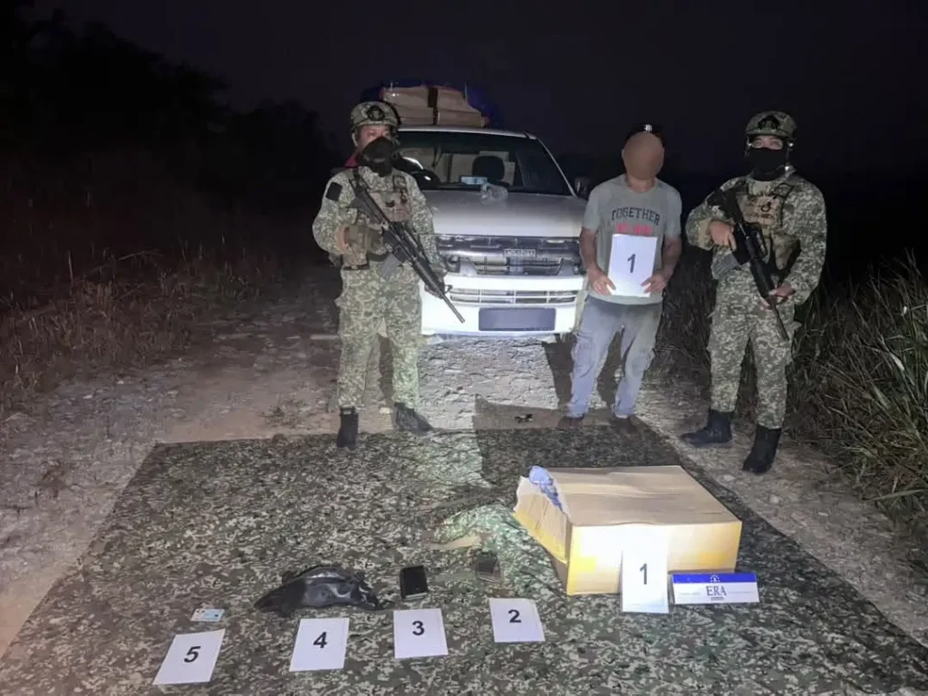 Tentara Darat Malaysia menyita ribuan slop rokok merek ERA dan mobil Isuzu D-Max dalam operasi pencegahan penyelundupan di Serikin. (Foto: Divisyen Pertama Infantri Malaysia)