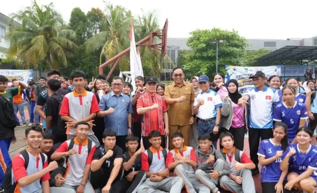 Gubernur Kalbar Ria Norsan membuka Turnamen Voli SMUNJU CUP 2026 di SMAN 7 Pontianak dalam rangka HUT ke-53 sekolah.