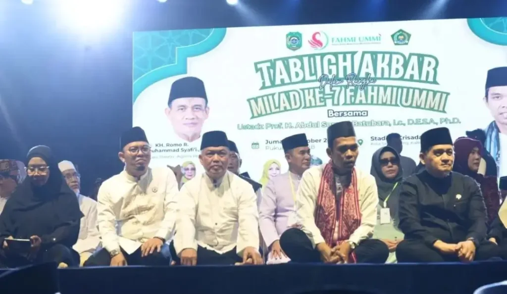 Ribuan jemaah menghadiri Tabligh Akbar bersama Ustaz Abdul Somad di Stadion Kridasana, Kota Singkawang, dalam rangka Milad ke-7 Fahmi Ummi, Jumat (2/10/2026).
