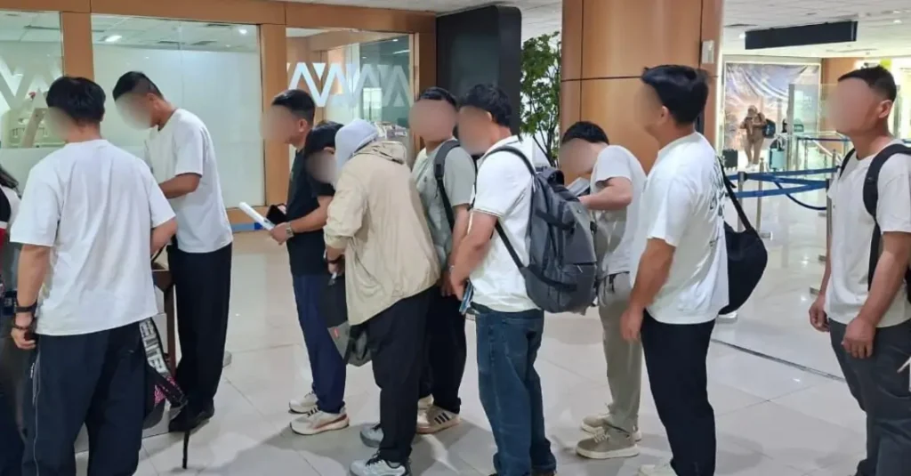 Petugas Imigrasi Kelas II TPI Sanggau mengawal proses deportasi 11 warga negara Tiongkok yang melanggar aturan keimigrasian melalui Bandara Internasional Supadio, Kabupaten Kubu Raya. (Foto: facebook.com/kantorimigrasi.sanggau)
