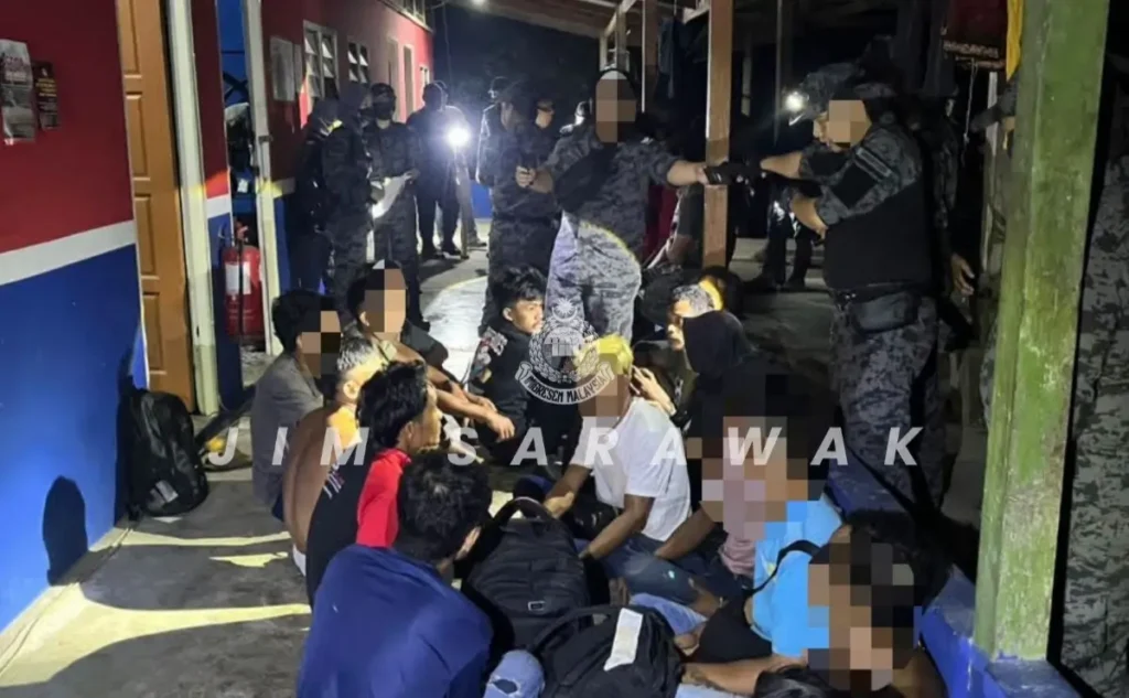 Jabatan Imigresen Malaysia (JIM) Sarawak mengamankan 29 WNI dan satu warga negara Thailand dalam operasi penertiban keimigrasian di Kuching dan Lundu pada 12–13 Oktober 2026. (Foto: JIM Sarawak)