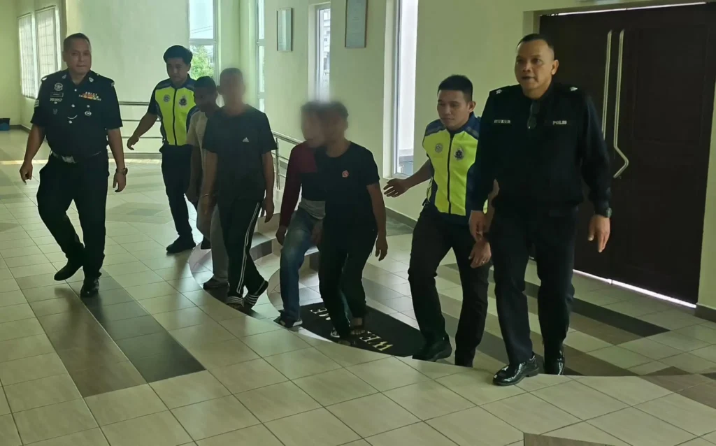 Polisi Matu Daro, Sarawak, Malaysia, mengamankan empat pria yang diduga terlibat pencurian aki dan komponen mesin buldoser di Kampung Loba Balu. (Foto: FB/IPD Matu Daro - Rasmi)