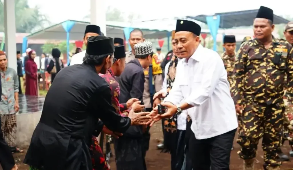 Wagub Kalbar Krisantus Kurniawan menghadiri Haul Akbar dan Haflatul Ikhtibar sekaligus mewisuda santri Ponpes Darul Qur'an Wal Lughoh di Kubu Raya.