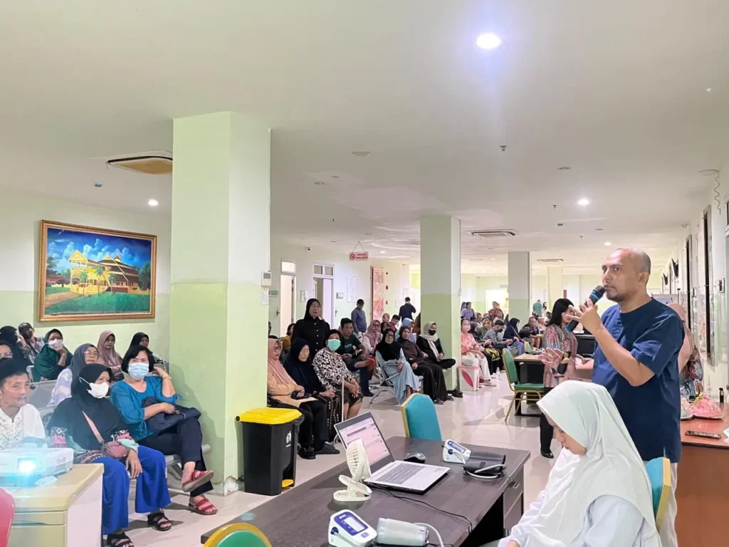 Dokter RSUD Sultan Syarif Mohamad Alkadrie Pontianak memberikan edukasi tentang gejala dan pencegahan stroke dalam peringatan Hari Stroke Sedunia 2026.