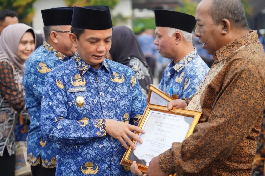 Wakil Wali Kota Pontianak Bahasan saat memberikan plakat penghargaan kepada salah satu purna tugas Pemkot Pontianak yang bertepatan dengan peringatan Hari Kesaktian Pancasila di Kantor Wali Kota Pontianak, Kamis (1/10/2026).