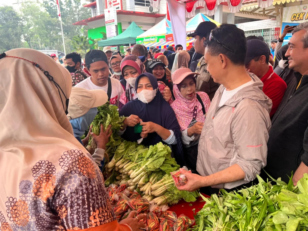 Wali Kota Pontianak Edi Rusdi Kamtono saat melayani masyarakat di pasar murah Car Free Day di halaman PMI Kota Pontianak, Minggu (4/10/2026).