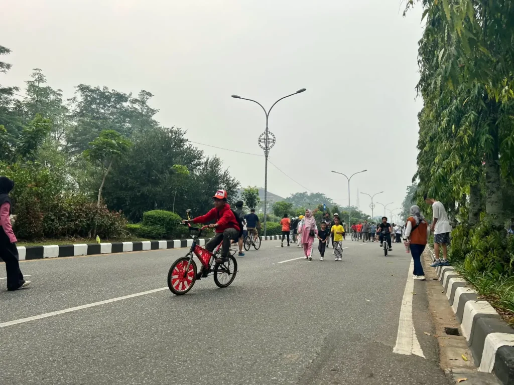 warga memadati kawasan Car Free Day (CFD) Kota Pontianak saat kegiatan kembali dibuka setelah hampir dua bulan ditutup akibat kabut asap, Minggu (4/10/2026). (Foto: Istimewa)