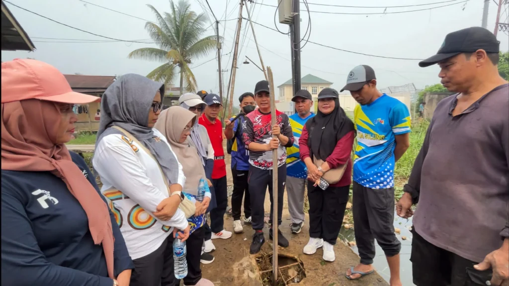 Wakil Wali Kota Pontianak Bahasan meninjau jembatan di kawasan Jalan Pelabuhan Rakyat, Gang Karya Tani 3 dan Gang Usaha Bersama 1 saat gotong royong, Minggu (4/10/2026).